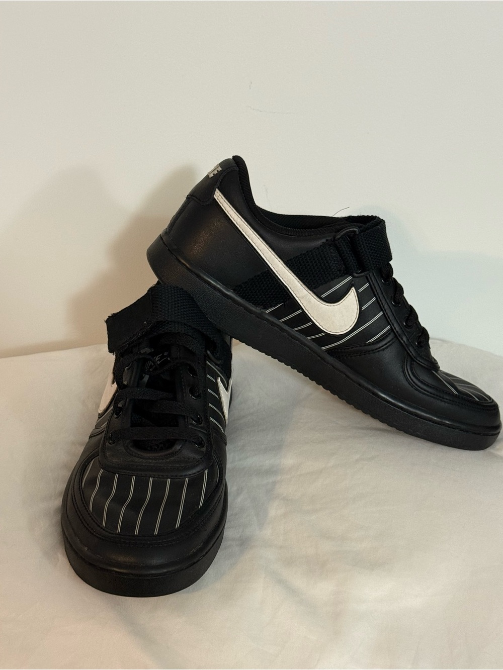 Nike Vandal Low vintage sneakers black/white pinstripe.